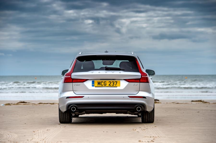  Volvo V60 D4 Momemtum 2018 года  (UK) (фото 12 из 40)